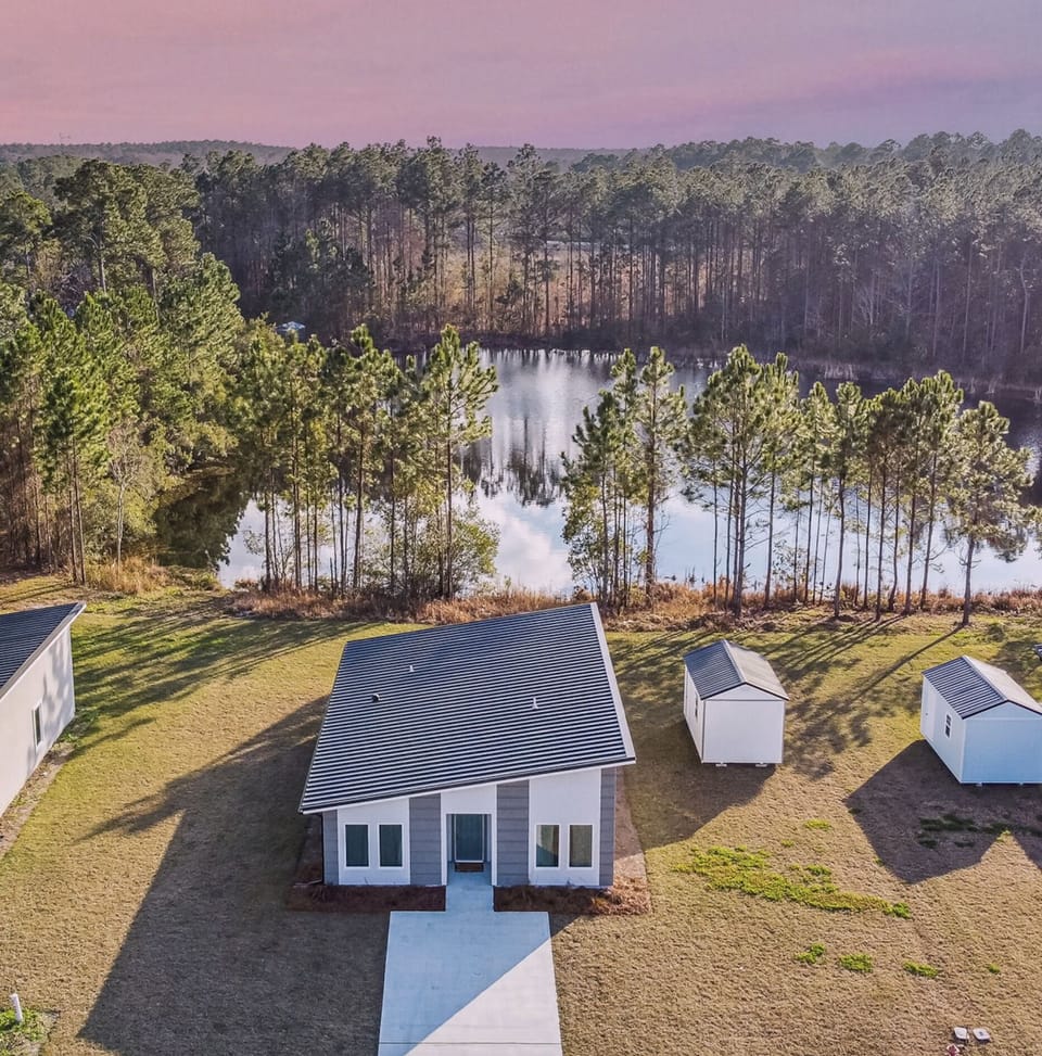 A stunning view and a peaceful neighborhood!