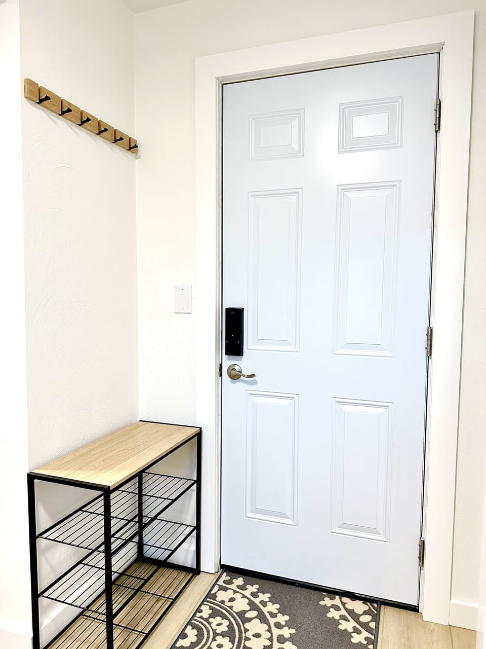 Side entrance with coat and shoes rack