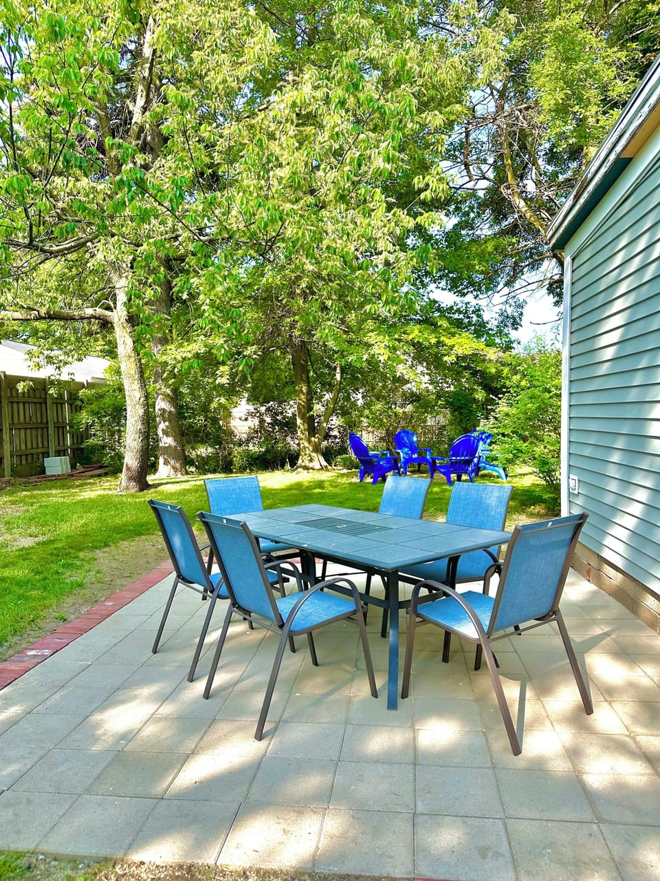 Private backyard with outdoor dining for up to 6 guest. 