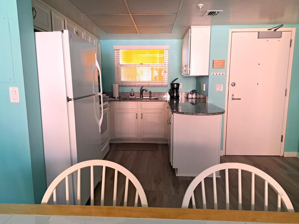 Dining room to kitchen