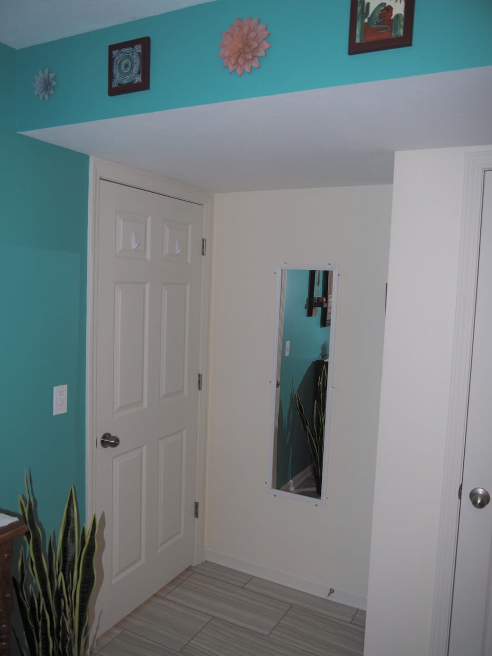 BEDROOM:  Very comfortable bedroom with a queen-size bed, ceiling fan, dresser, and mirror.