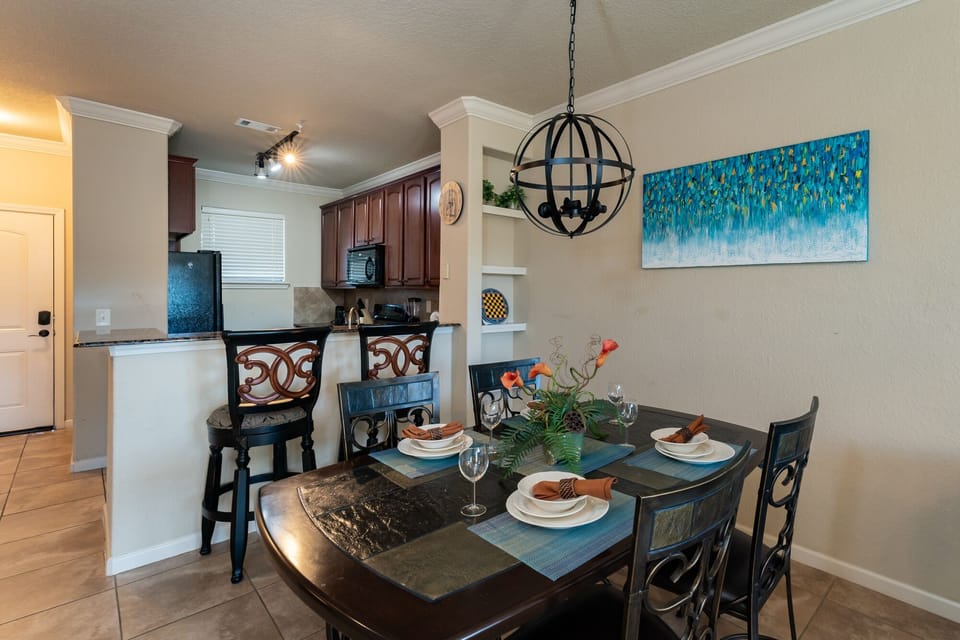 Dining Area & Kitchen