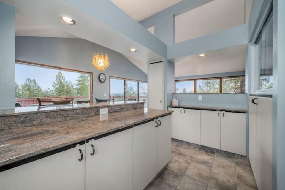 Kitchen breakfast bar