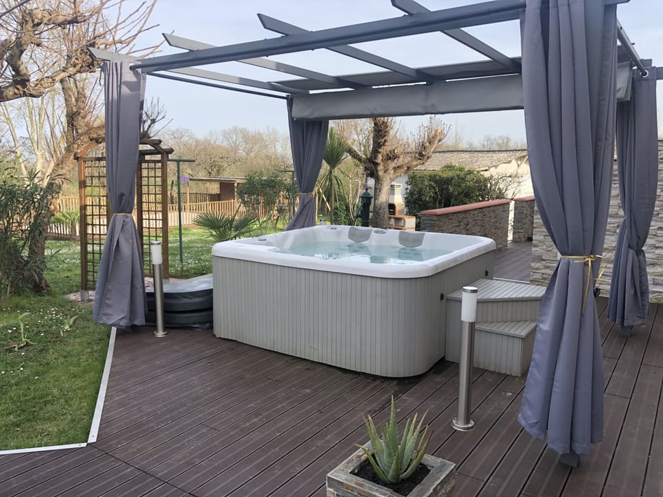 Outdoor spa tub