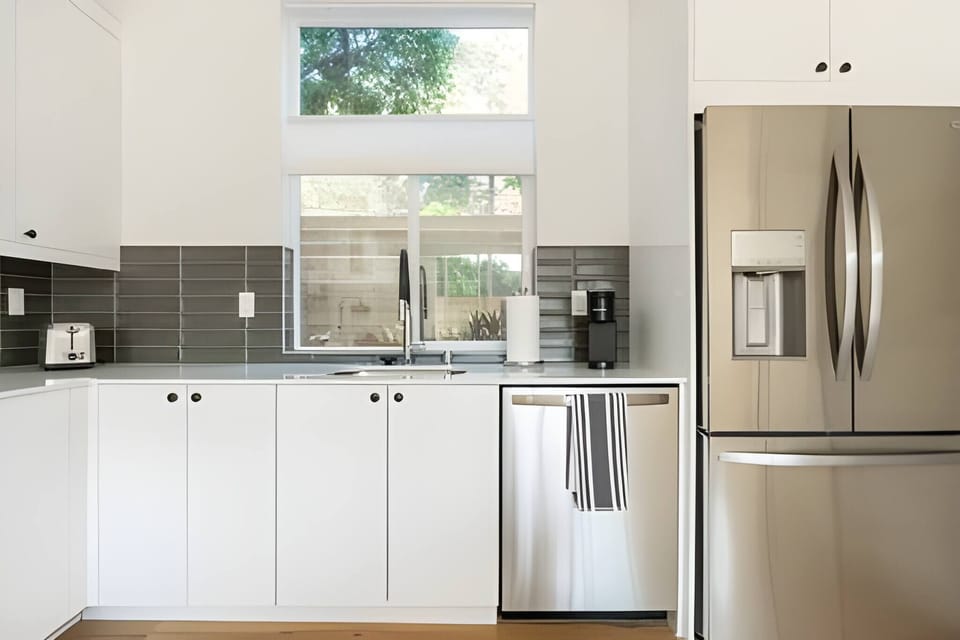 Full kitchen image 2