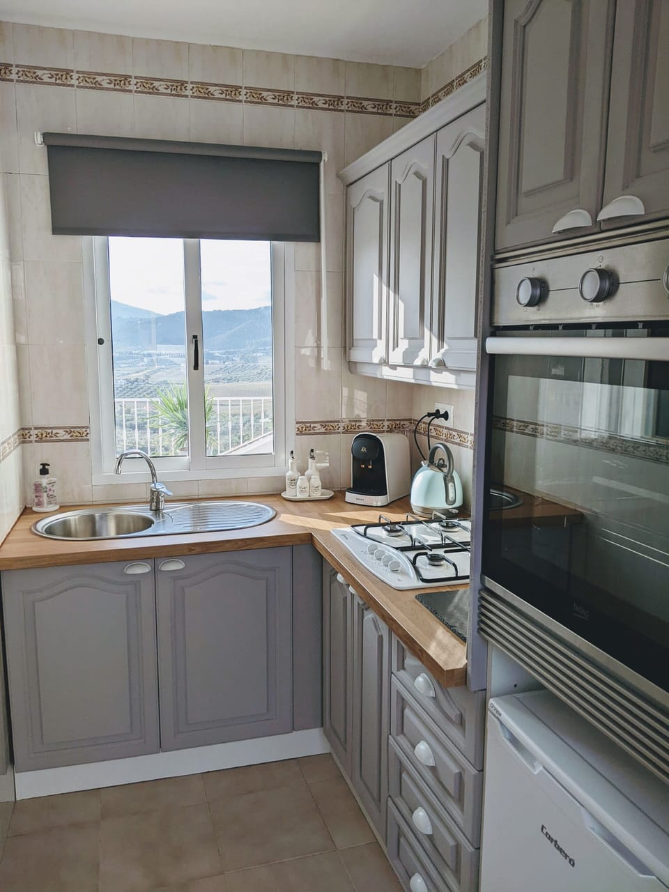 Fully Fitted kitchen, with Gas Hob, Electric oven, Barista Coffee Machine etc