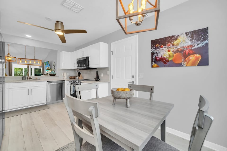 Fully equipped kitchen with 4 seater dining table