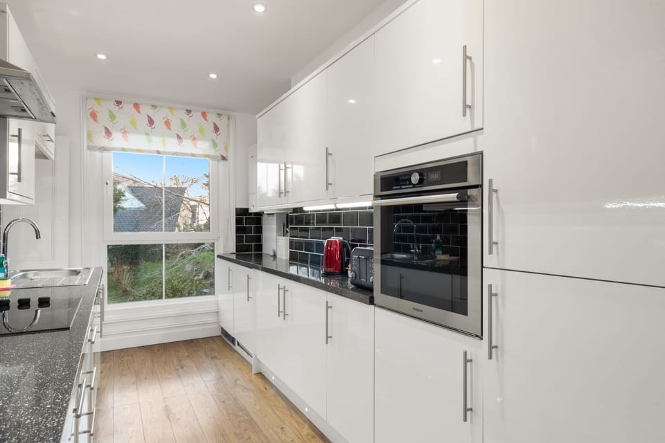 Tenby Apartment with Parking