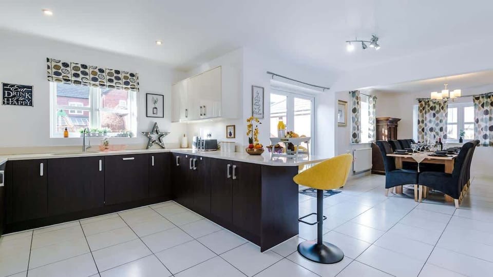 Spacious kitchen w/ modern appliances, open plan living room w/ comfortable seating & flat-screen TV. Ideal for socializing & entertaining. Cozy, comfortable & filled w/ natural light. Perfect for families & groups.