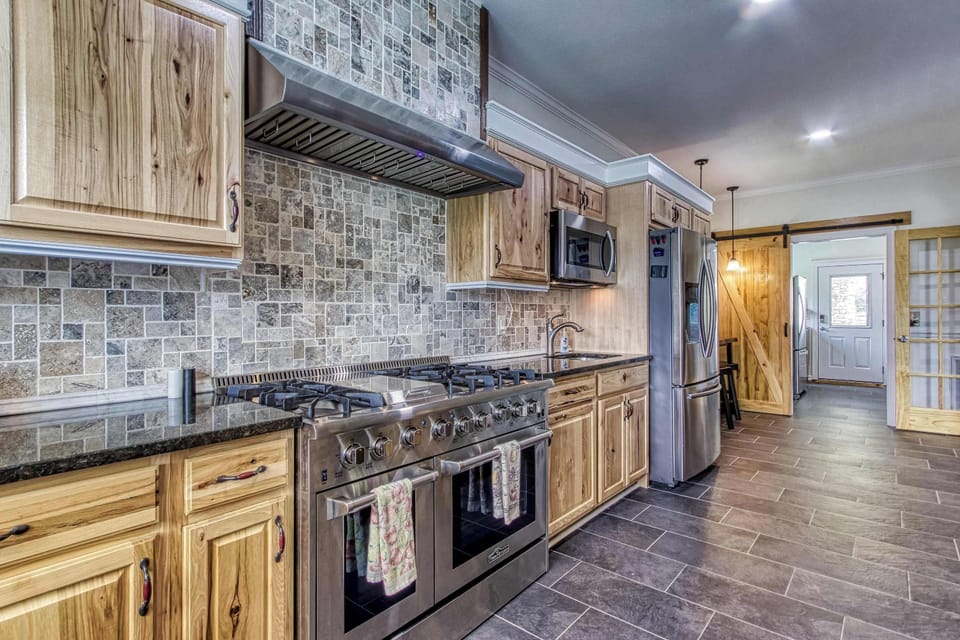 The high-end Viking stove makes meal prep a breeze, whether you're whipping up a quick breakfast or a gourmet dinner. Its professional-grade quality adds a luxurious touch to the kitchen.