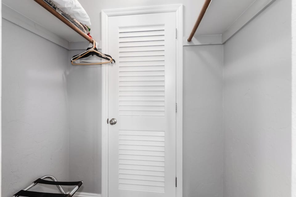                     Walk In Closet