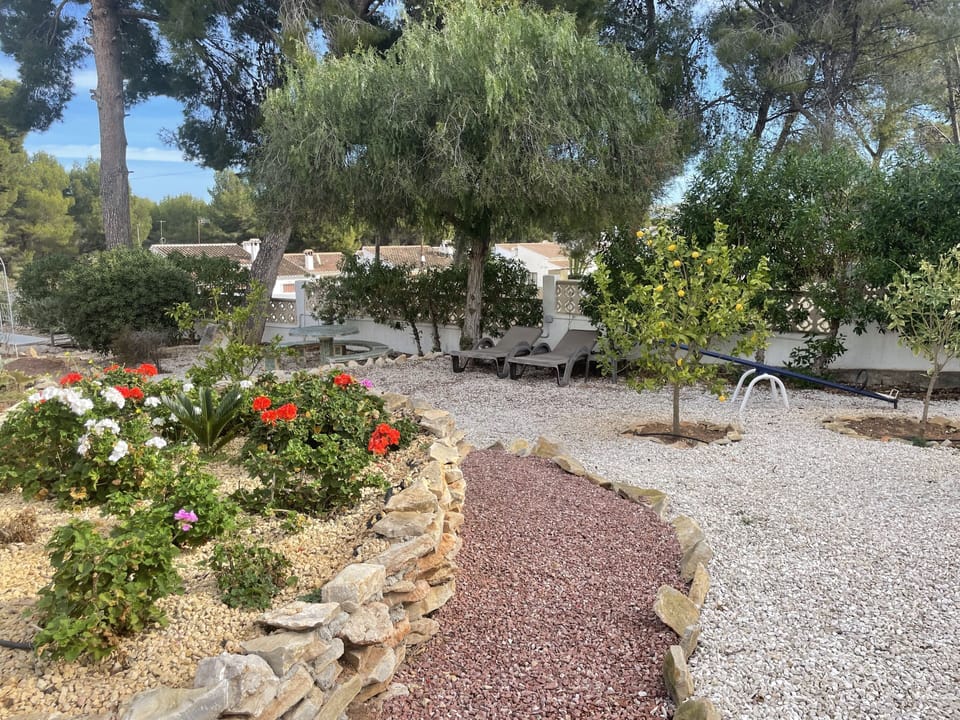 Paths with flowerbeds and shade 