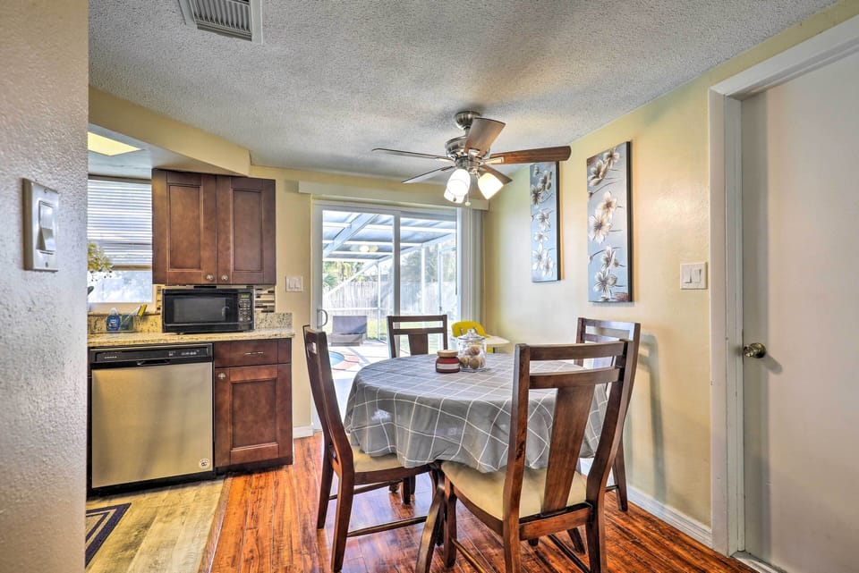 Dining Area | Dishware/Flatware Provided