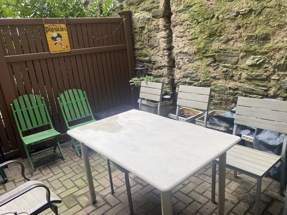Lovely Tranquil Outdoor Yard. Great for relaxation and entertaining. 