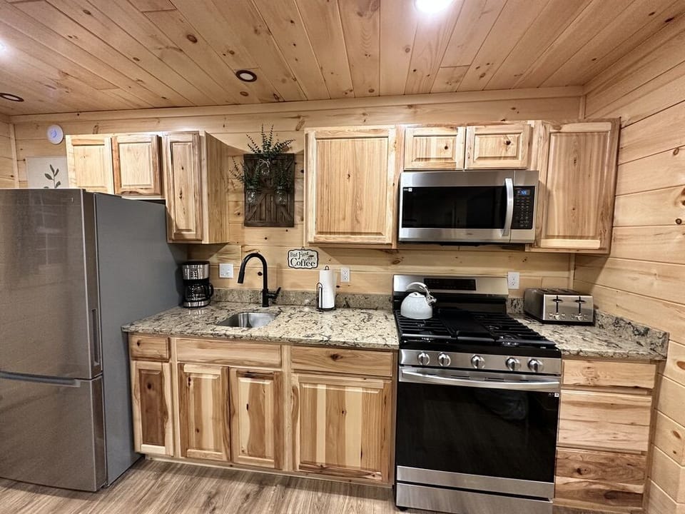 Full kitchen 