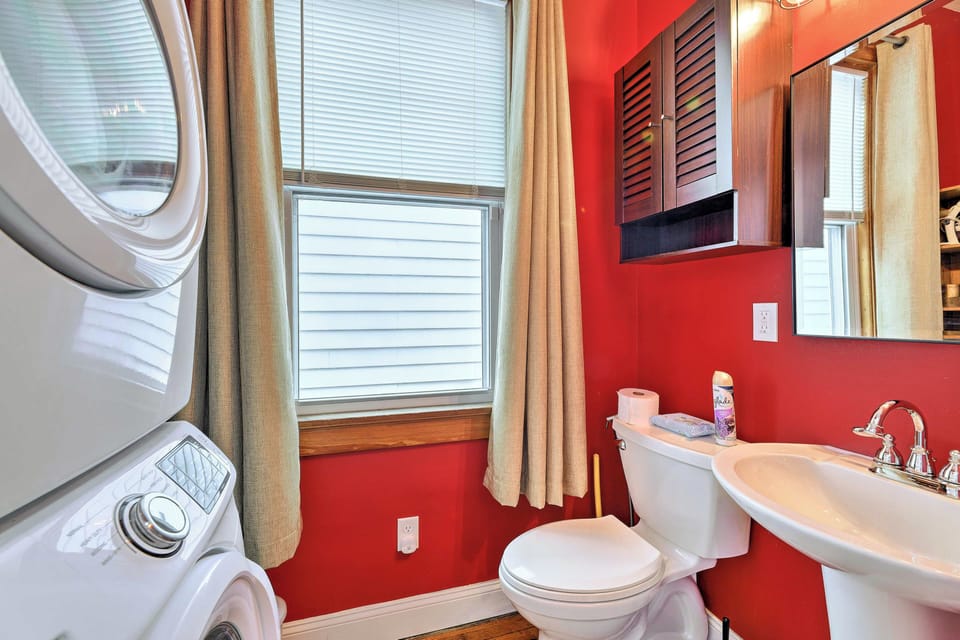 Half Bathroom | Towels Provided