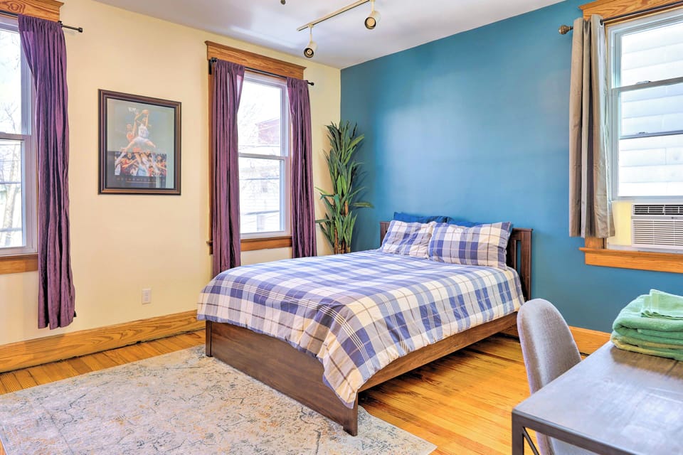 Bedroom 1 | Queen Bed | Desk | Linens Provided