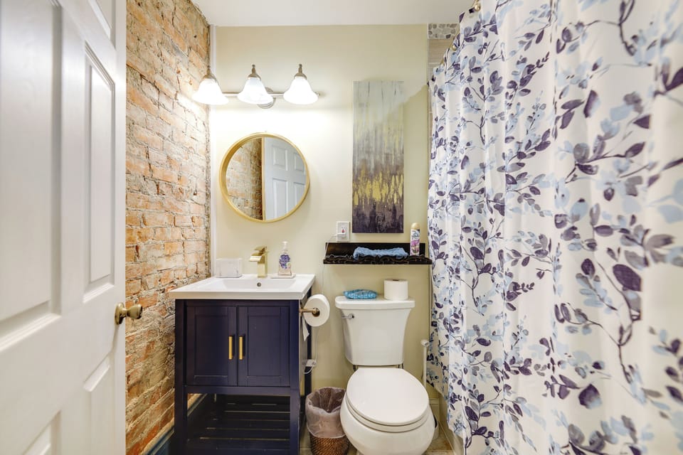 Full Bathroom | Complimentary Toiletries