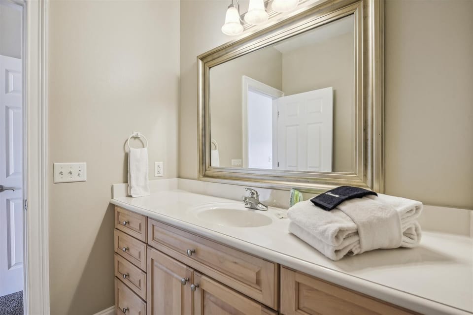 Primary Bathroom with Tub/Shower Combo