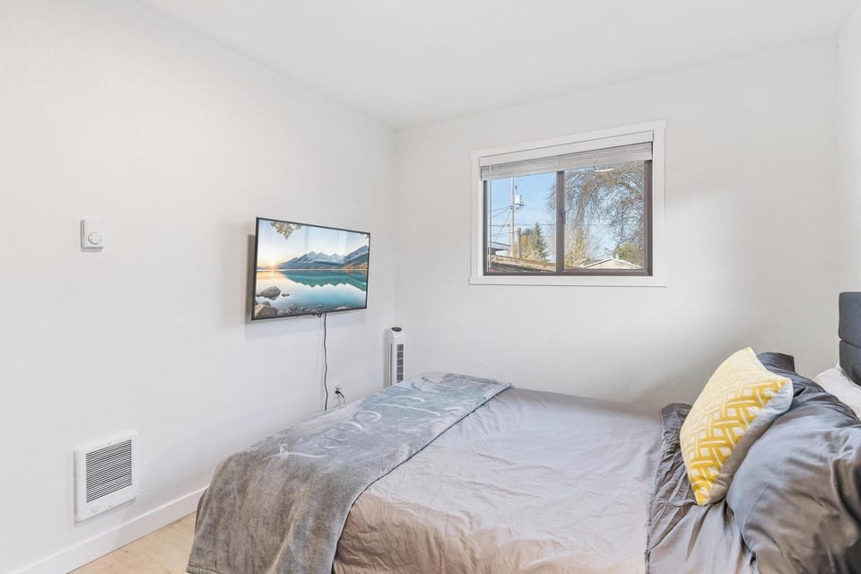  Bedroom 2 also has a 43" inch  Amazon 4k Smart TV.