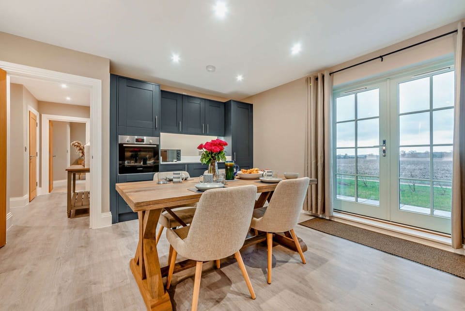 Riverview Kitchen/Dining Area - StayCotswold