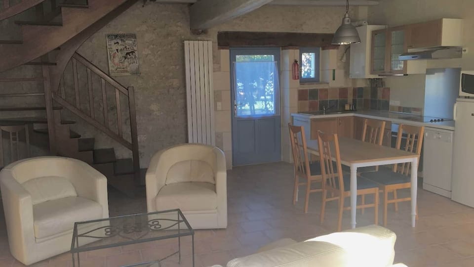 pièce à vivre en rdc, accès chambre (escalier) et accès jardinet (porte du fond)