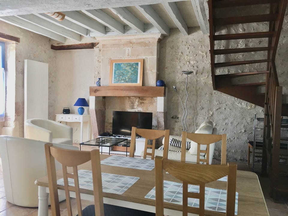 Rez-de-chaussée, pièce à vivre et accès chambres (escalier)