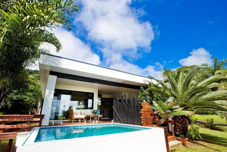 Front of villa with pool 