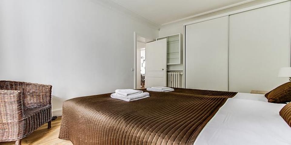second bedroom with 2 single beds facing the courtyard 