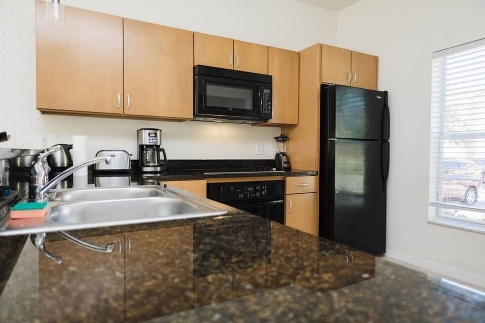 Culinary Bliss Awaits: Fully Equipped Kitchen for Joyful Family Dinners and Easy Meal Prep!