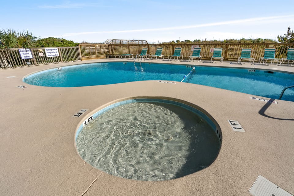 Outdoor Pool & Kiddie Pool