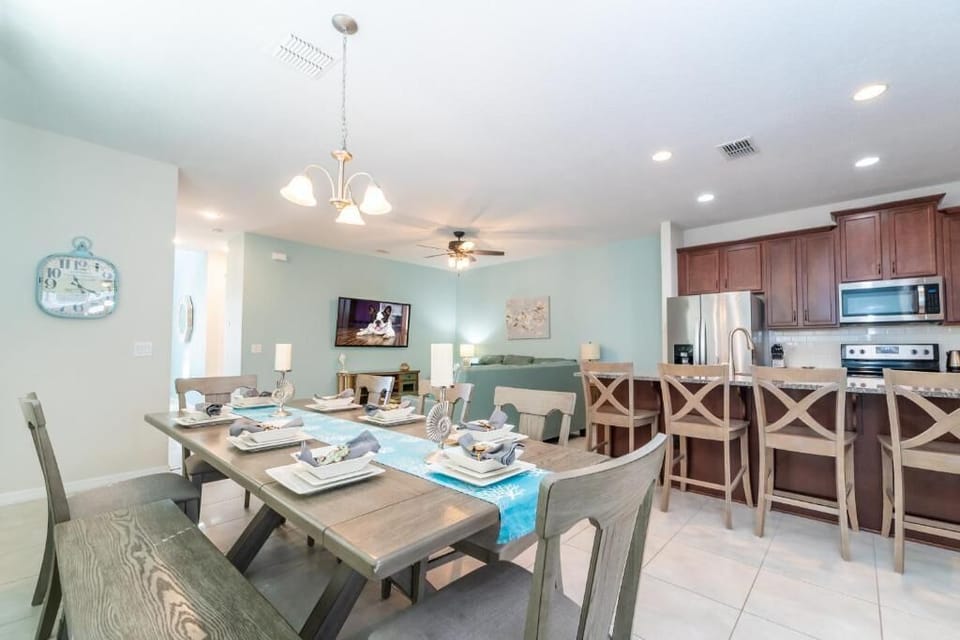 Spacious Downstairs Living Area with Dining Room and Full Sized Kitchen