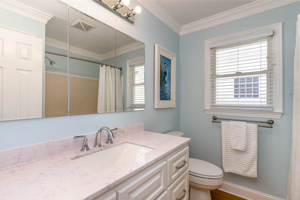 Full Bathroom 1