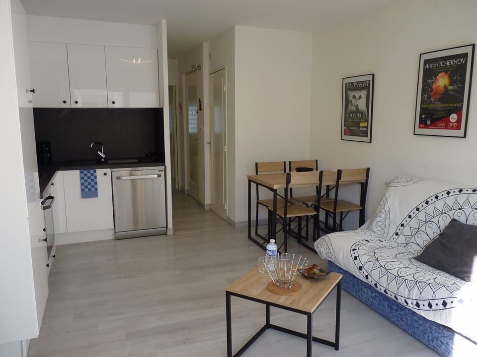 Lovely well appointed living room with sofa bed, kitchen and dining table