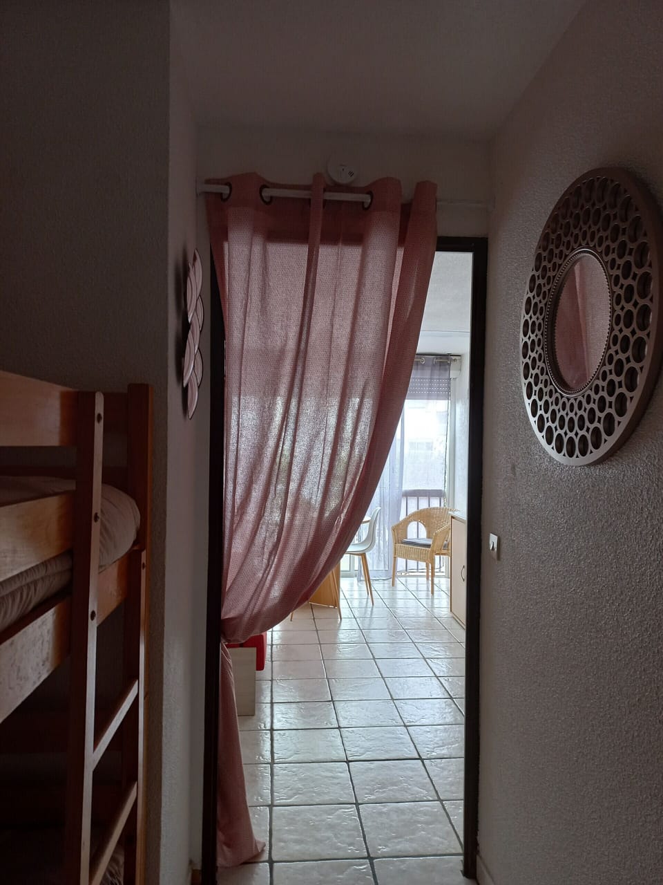 Studio cabin with a bunk bed for 2 people, and a curtain to separate the cabin from the living room