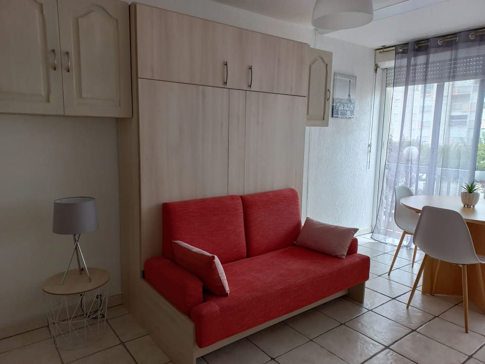 Canapé-lit pont pour deux personnes dans le séjour