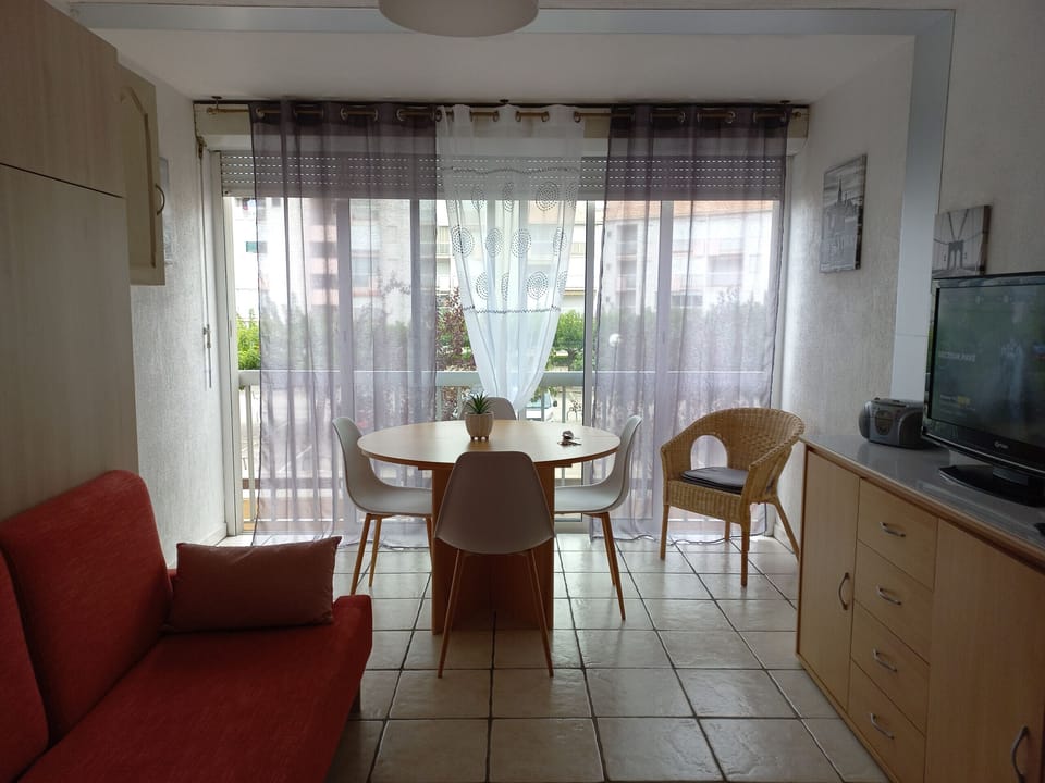 Spacious and bright living room, including a seating area and dining area, enjoying great brightness thanks to its windows
