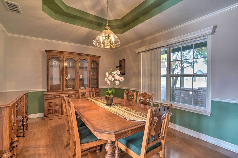 Dining Room | Dishware & Flatware Provided | Trash Bags & Paper Towels Provided
