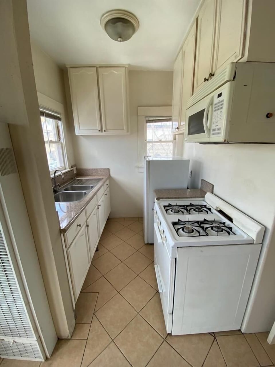 Kitchen / microwave / coffee machine / toaster and more 