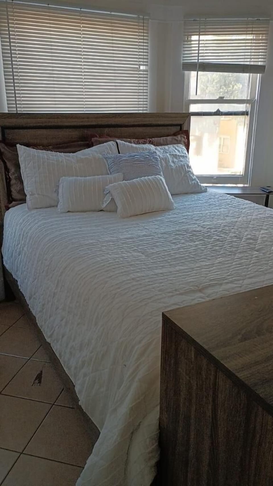Queen size bed 