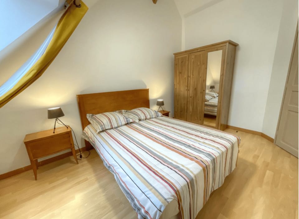 chambre 1 côté fenêtre , lit double 140x 190 cm