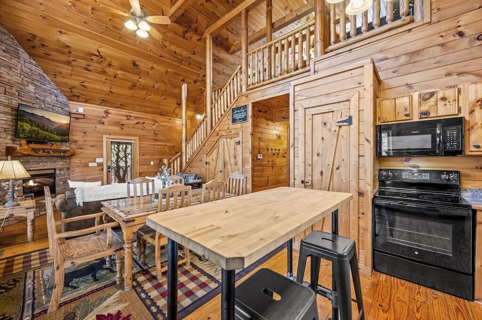 Bourbon Bear Lodge's fully equipped kitchen