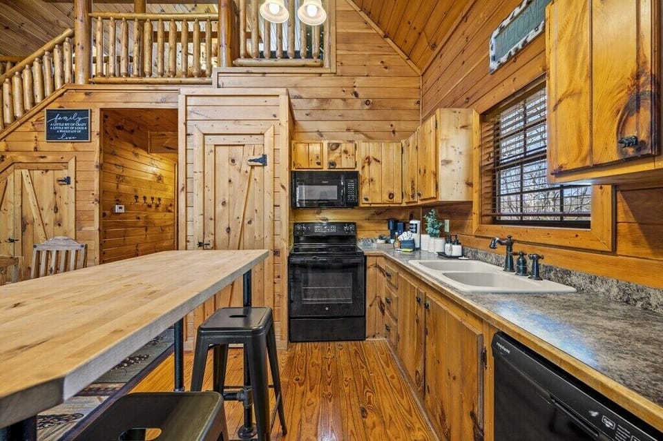 Bourbon Bear Lodge's fully equipped kitchen