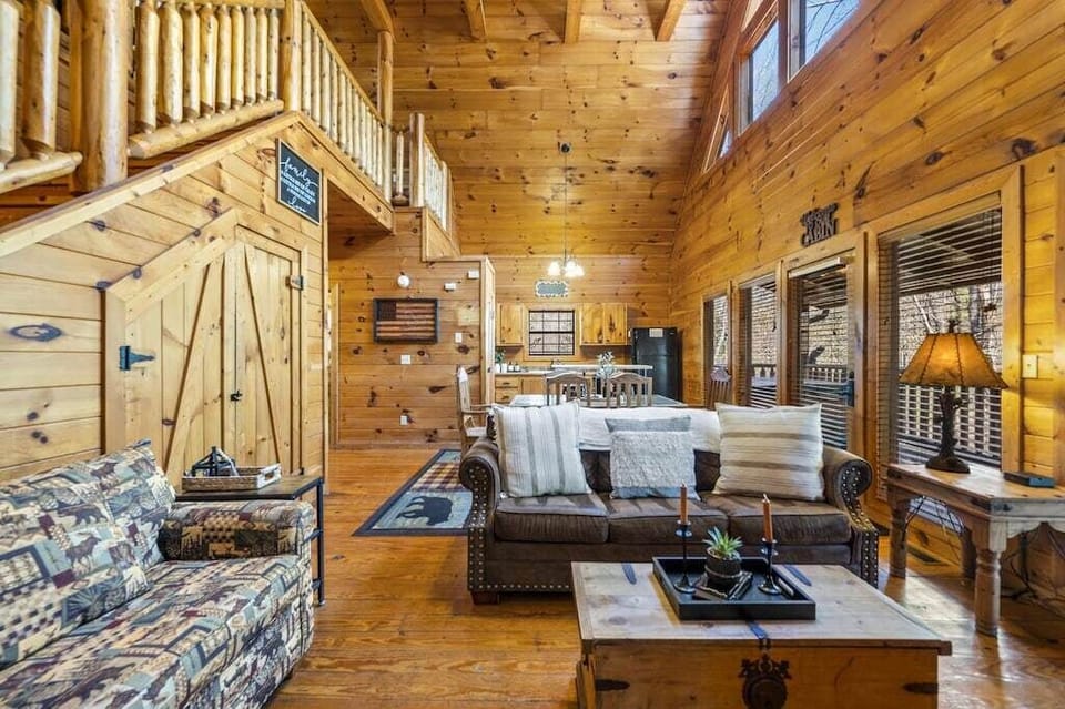 Bourbon Bear Lodge's cozy living area