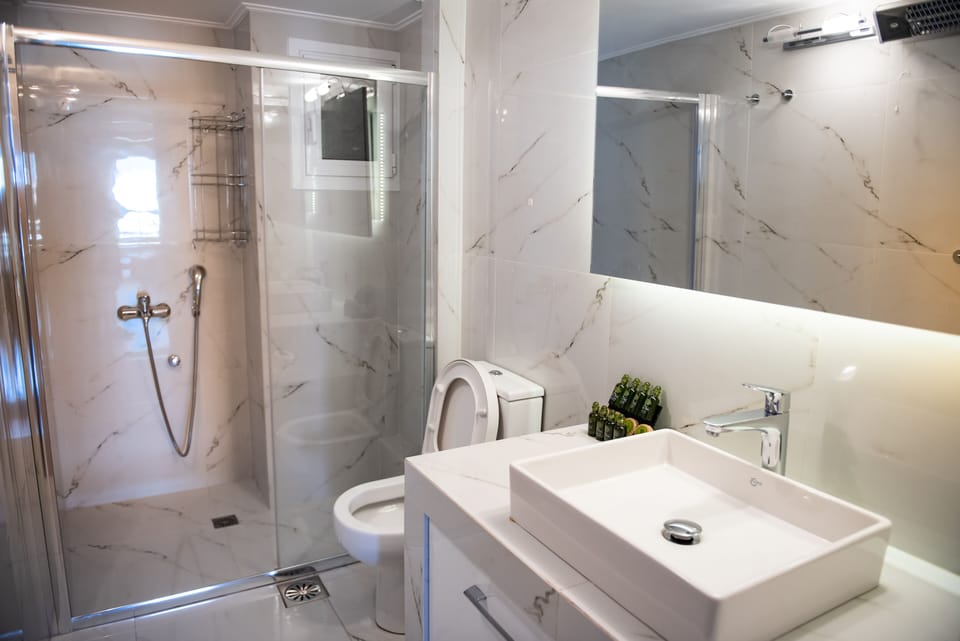 Modern and spacious bathroom