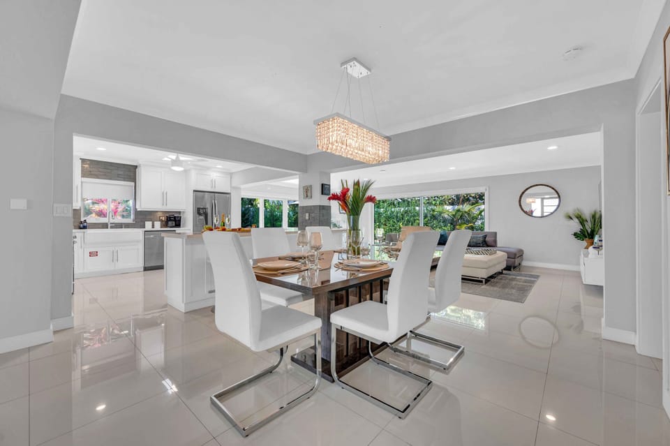 Dining table for 6 plus 6 countertop chairs.