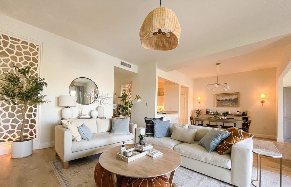 Massive 850 sqft open concept with powdery smooth (no popcorn!) 10ft ceilings.