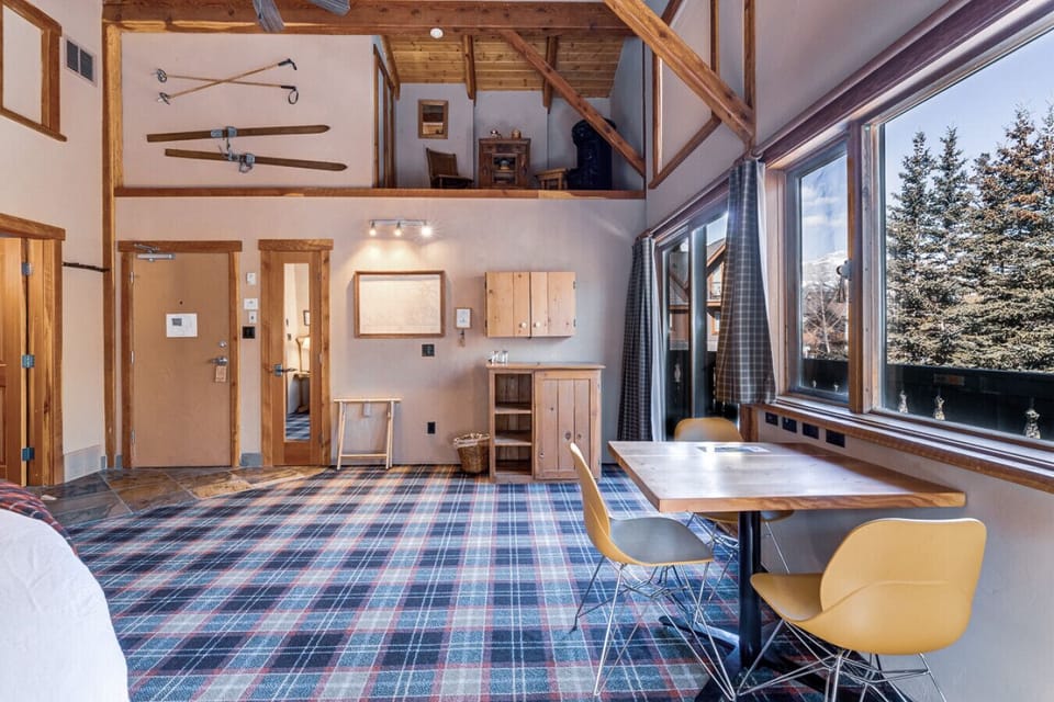 Artist Loft Suite- Mountain Views