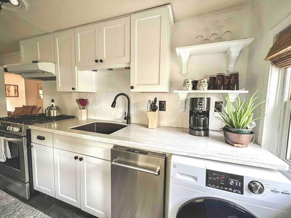 The kitchen features a gas stove, dishwasher, coffee maker, bean grinder, microwave, toaster, blender & food processor. We offer our guests complimentary coffee, tea, olive oil, & basic spices.