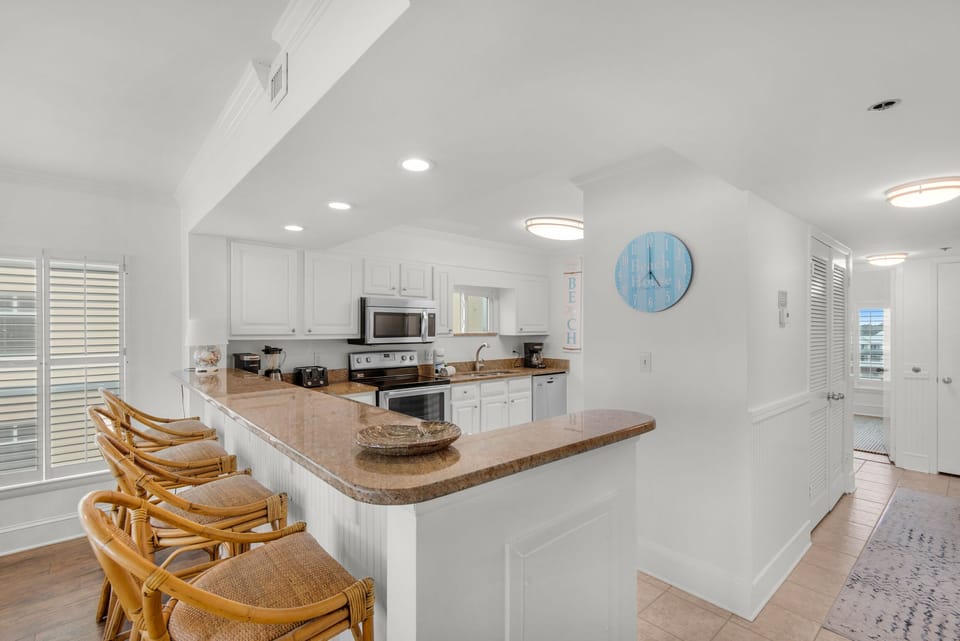 Kitchen with eat-in bar